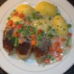 Frikadeller med stuvede ærter gulerødder og persille