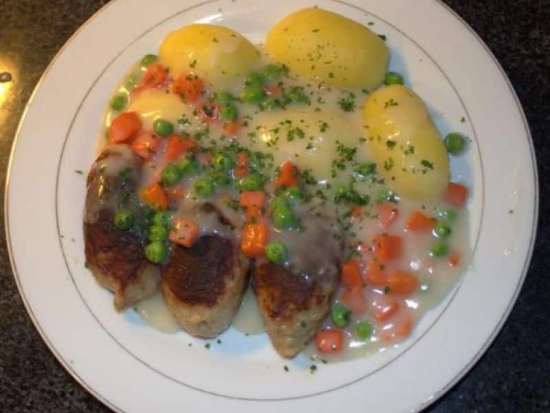 Frikadeller med stuvede ærter gulerødder og persille